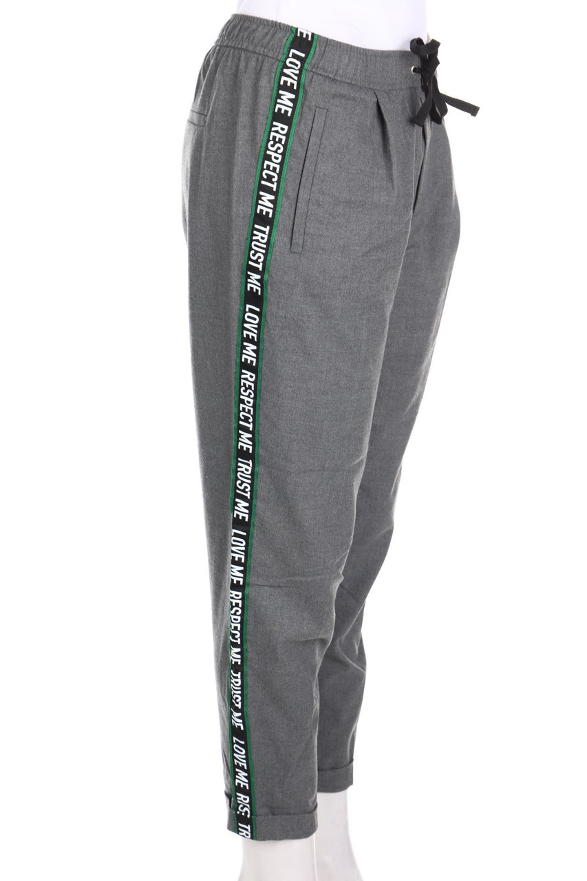 Bershka - Jogger-Hose mit Statement-Print - M