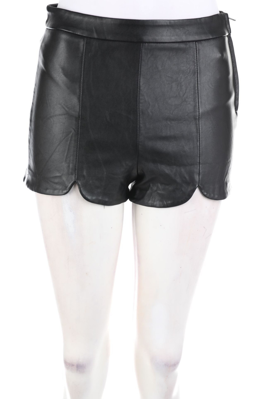 H&M DIVIDED - Faux Leather-Shorts - D 36