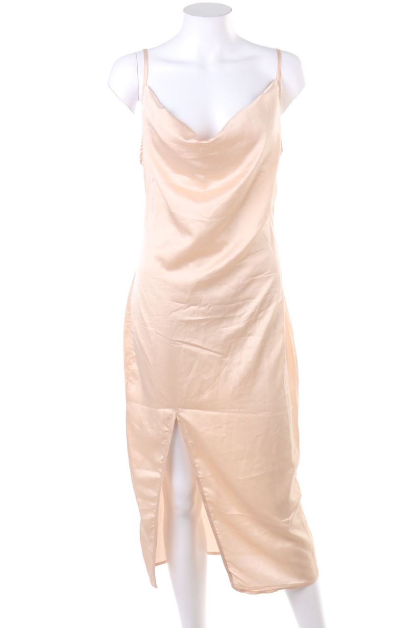 PRETTYLITTLETHING - Satin-Abendkleid mit Schlitz - D 36