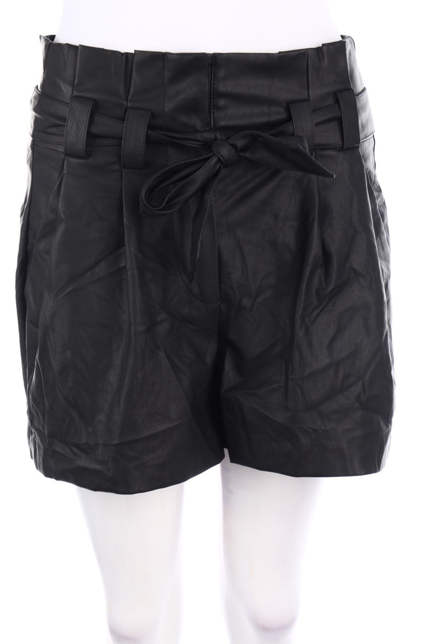 ONLY - Faux Leather-Shorts mit Gürtel - D 38