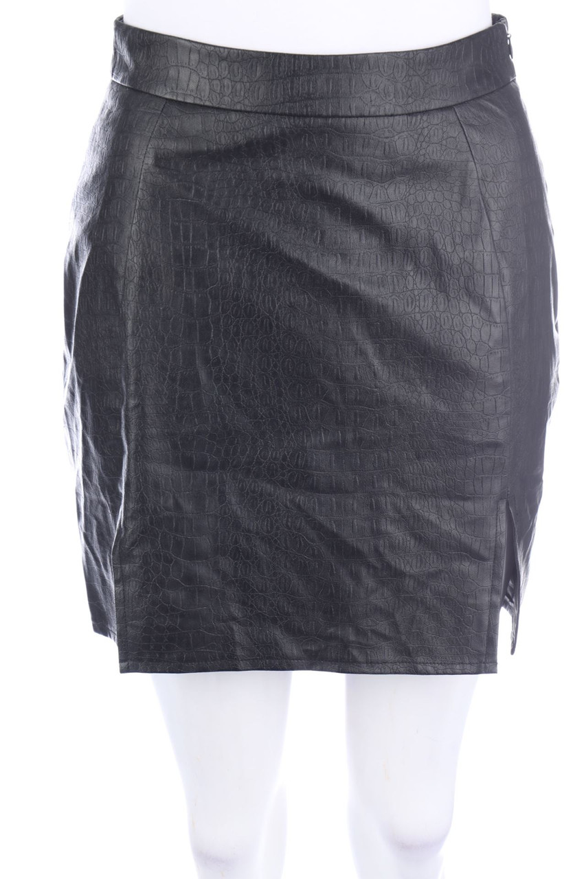 MISSGUIDED - Faux Leather Skirt with Slit - D 32