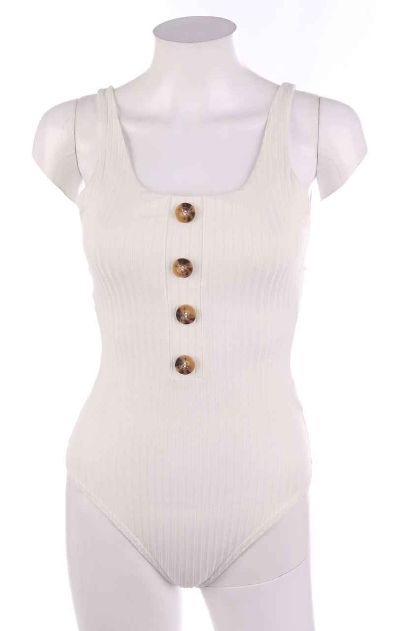 PRETTYLITTLETHING - Body mit Schmuck-Knöpfen - S