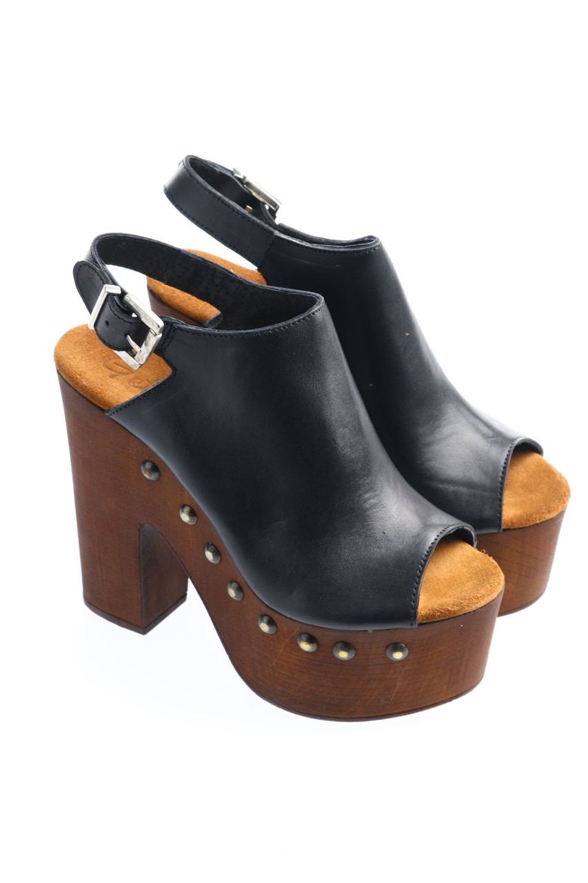 Get it - Plateau-peeptoe pumps, Leather with Studs