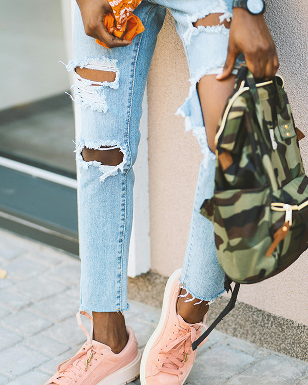 Frau in Jeans und Crop Top