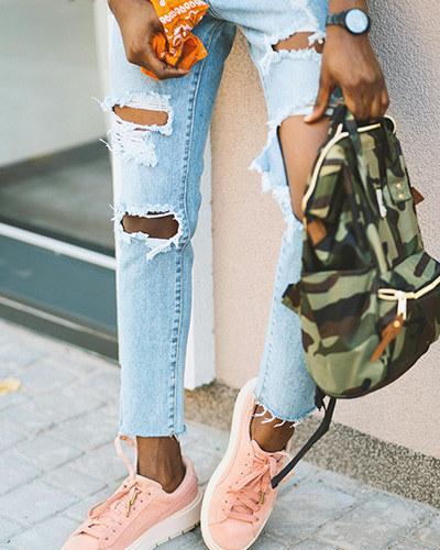Frau in Jeans und Crop Top